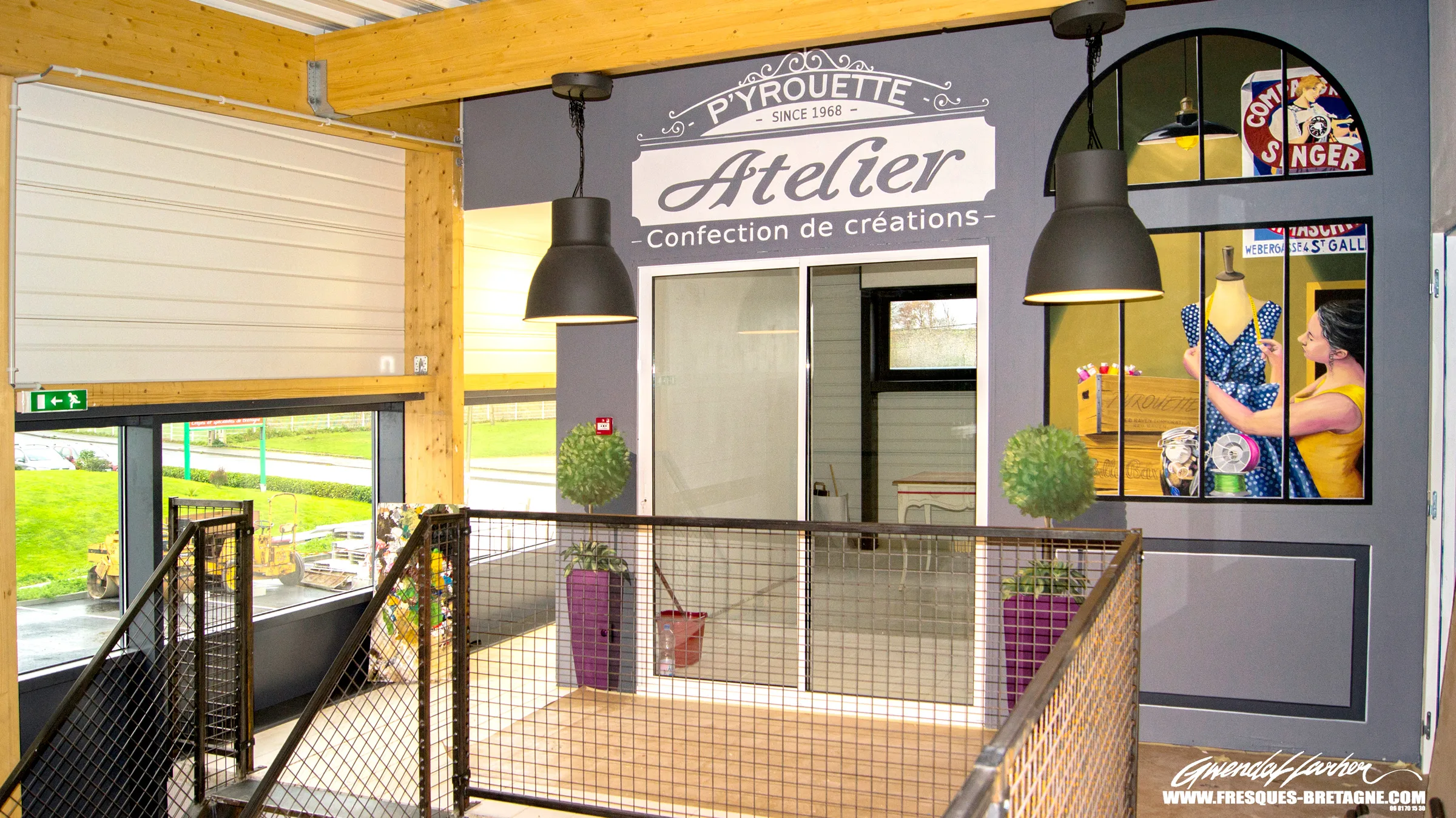 Trompe-l'œil d'ateliers de couture, décoration mezzanine de commerce à Morlaix